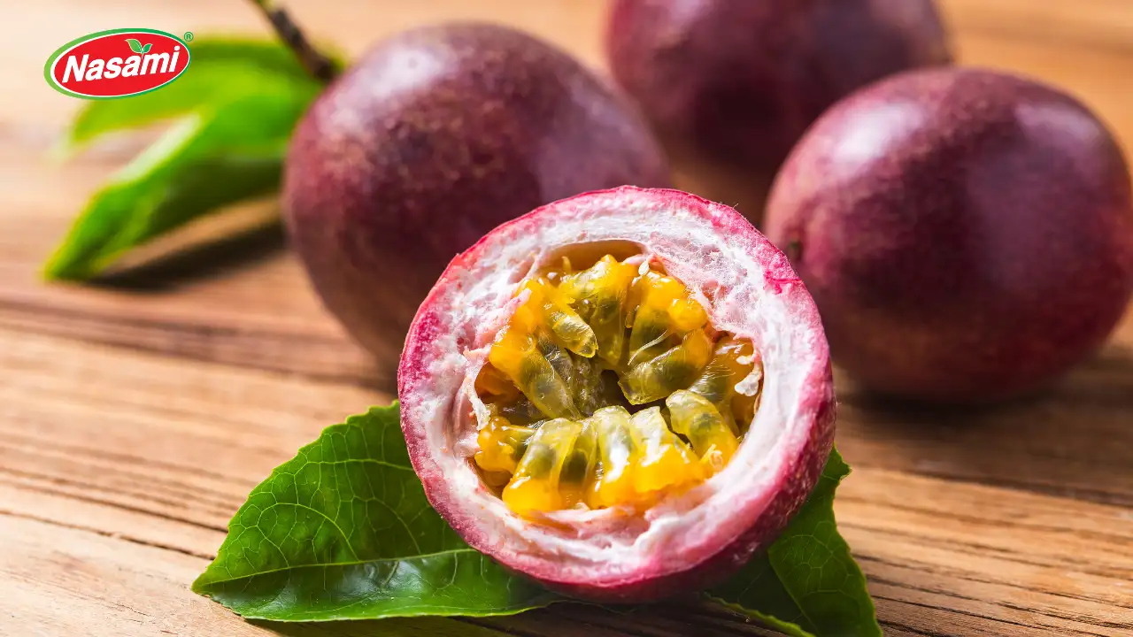 7 Powerful Passion Fruit Juice Fiber Benefits You Shouldn’t 2 Close-up of passion fruit showing the fiber-rich pulp and seeds inside.