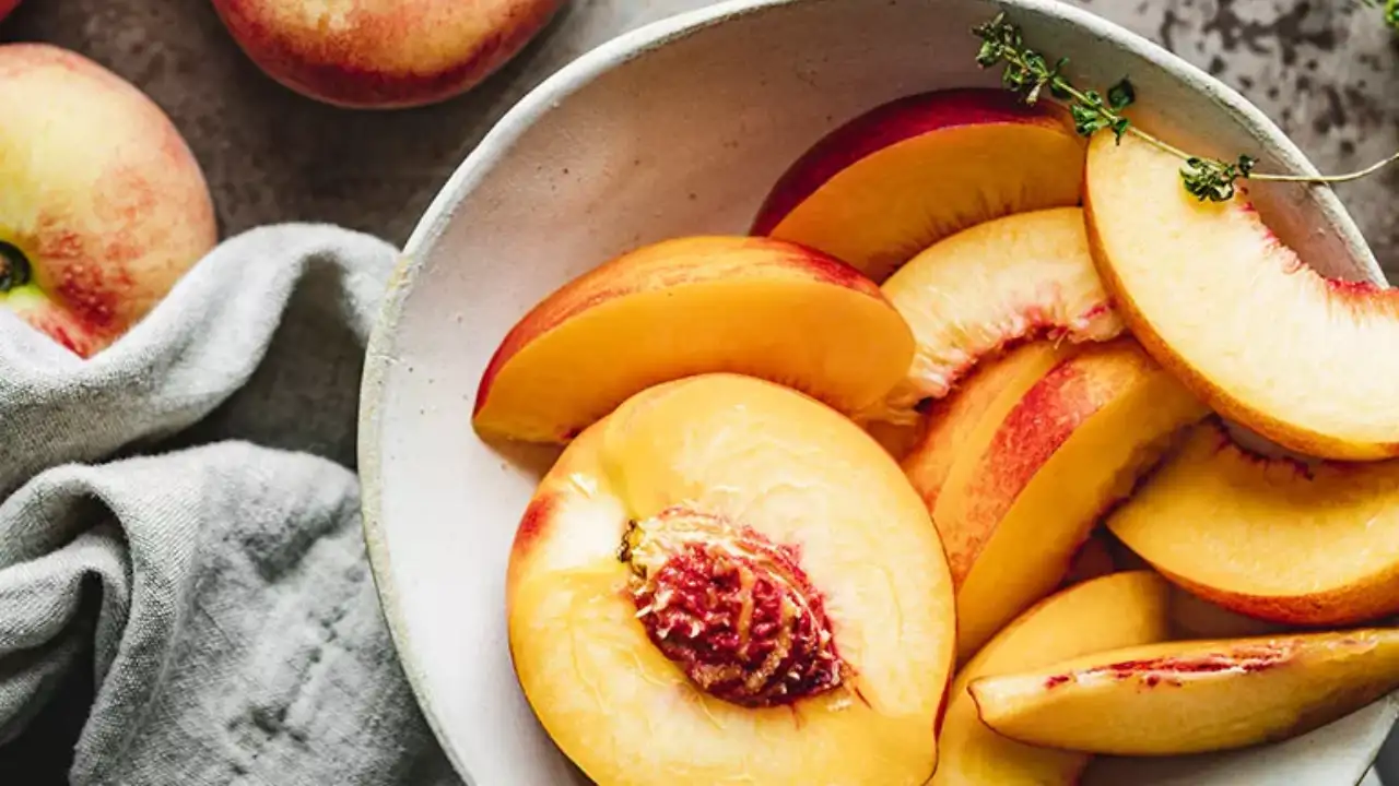 Why Natural Peach Juice is the Ultimate Choice for B2B Markets 3 Peach juice being used in various applications: smoothies, cocktails, and as a healthy drink